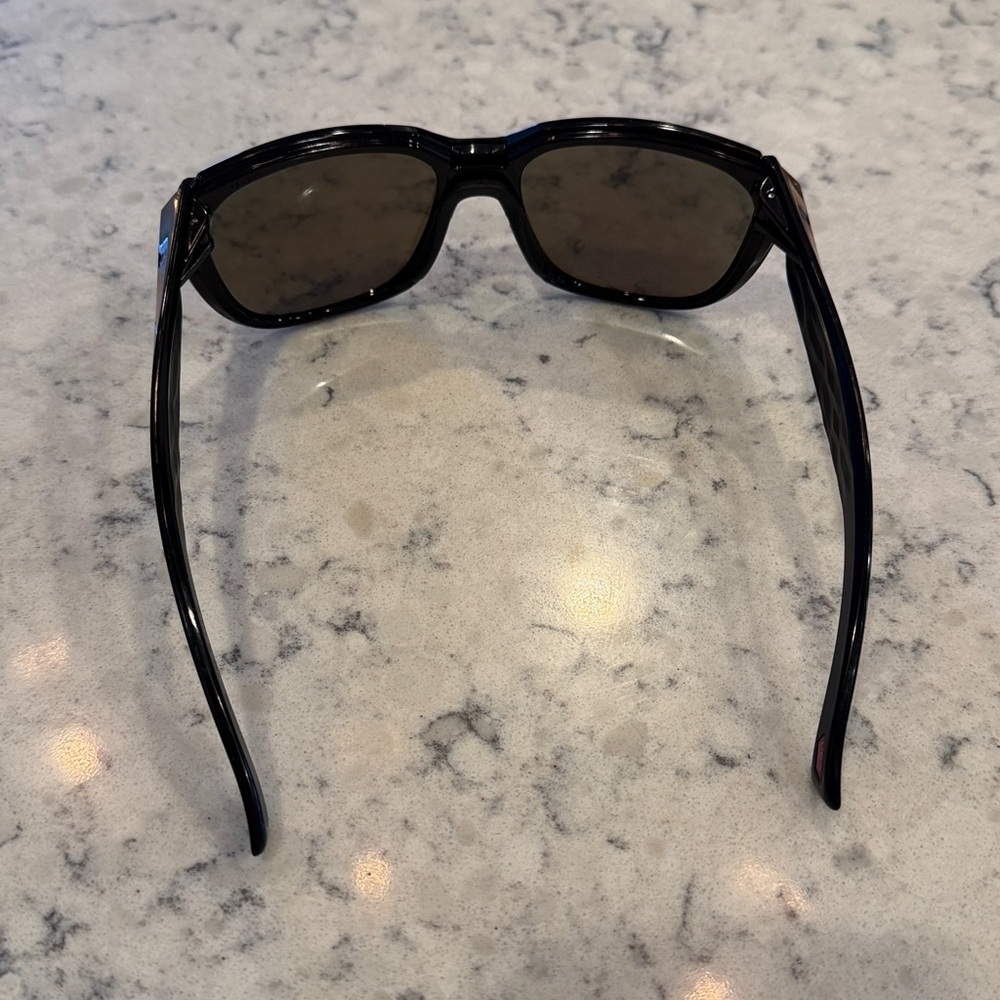 Blue Mirrored Lens Oakley Sunglasses with Black Frame - Picture 3 of 8